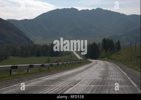 Il tratto Chuysky, M-52 autostrada, un insolitamente bella strada che corre lungo la catena montuosa in Siberia meridionale, collega la Russia e la Mongolia. Foto Stock