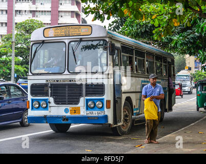 Galle, Sri Lanka - 22 dic 2018. Bus locale in esecuzione su strada di Galle, Sri Lanka. Gli autobus sono i più diffusi i mezzi di trasporto pubblici tipo in Sri Lanka. Foto Stock