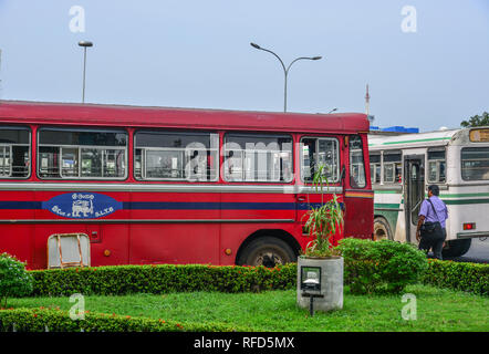 Galle, Sri Lanka - 22 dic 2018. Bus locale in esecuzione su strada di Galle, Sri Lanka. Gli autobus sono i più diffusi i mezzi di trasporto pubblici tipo in Sri Lanka. Foto Stock