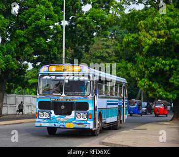 Galle, Sri Lanka - 22 dic 2018. Bus locale in esecuzione su strada di Galle, Sri Lanka. Gli autobus sono i più diffusi i mezzi di trasporto pubblici tipo in Sri Lanka. Foto Stock