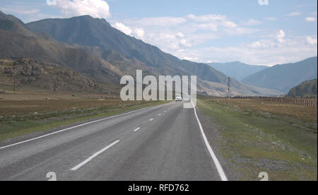 Il tratto Chuysky, M-52 autostrada, un insolitamente bella strada che corre lungo la catena montuosa in Siberia meridionale, collega la Russia e la Mongolia. Foto Stock