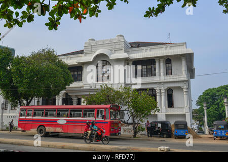 Galle, Sri Lanka - 22 dic 2018. Bus locale in esecuzione su strada di Galle, Sri Lanka. Gli autobus sono i più diffusi i mezzi di trasporto pubblici tipo in Sri Lanka. Foto Stock