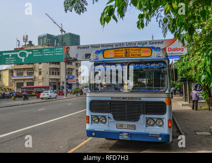 Galle, Sri Lanka - 22 dic 2018. Bus locale in esecuzione su strada di Galle, Sri Lanka. Gli autobus sono i più diffusi i mezzi di trasporto pubblici tipo in Sri Lanka. Foto Stock