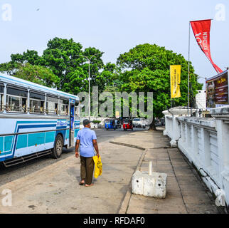 Galle, Sri Lanka - 22 dic 2018. La gente camminare sulla strada di Galle, Sri Lanka. Gli autobus sono i più diffusi i mezzi di trasporto pubblici tipo in Sri Lanka. Foto Stock