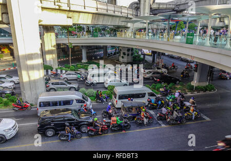 Bangkok, Thailandia - Dic 24, 2018. Veicoli su strada a Bangkok, in Thailandia. Il traffico è stato la principale fonte di inquinamento atmosferico in Bangkok che raggiunto Foto Stock