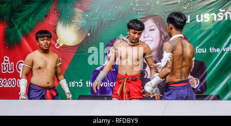 Bangkok, Thailandia - Dic 24, 2017. Pugili Thai facendo esercizio sul palco a Bangkok, in Thailandia. La storia di Muay Thai possono essere rintracciati anche per la metà Foto Stock