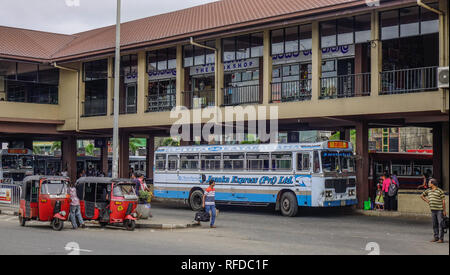 Galle, Sri Lanka - 22 dic 2018. Di persone e di veicoli a principale stazione degli autobus di Galle, Sri Lanka. Gli autobus sono i più diffusi i mezzi di trasporto pubblici tipo in S Foto Stock