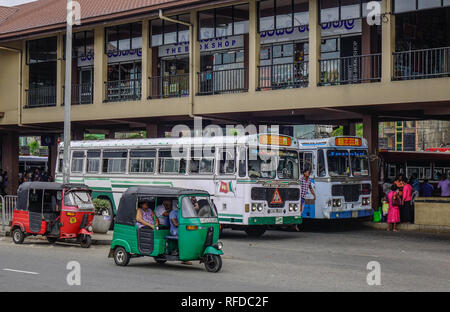 Galle, Sri Lanka - 22 dic 2018. Di persone e di veicoli a principale stazione degli autobus di Galle, Sri Lanka. Gli autobus sono i più diffusi i mezzi di trasporto pubblici tipo in S Foto Stock