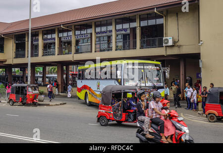 Galle, Sri Lanka - 22 dic 2018. Di persone e di veicoli a principale stazione degli autobus di Galle, Sri Lanka. Gli autobus sono i più diffusi i mezzi di trasporto pubblici tipo in S Foto Stock