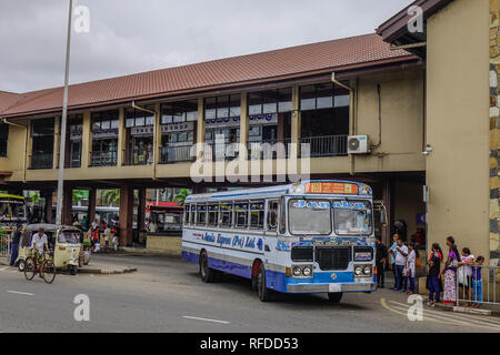 Galle, Sri Lanka - 22 dic 2018. Di persone e di veicoli a principale stazione degli autobus di Galle, Sri Lanka. Gli autobus sono i più diffusi i mezzi di trasporto pubblici tipo in S Foto Stock