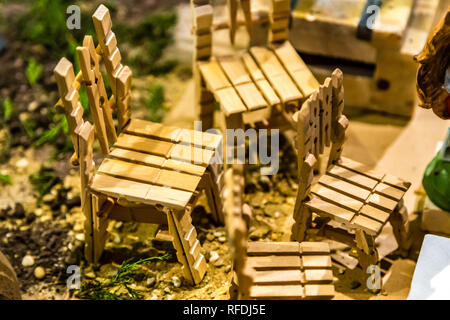 Roma, Italia - 4 gennaio 2019: la luce è illuminante piccole sedie realizzate con clothespin nel Presepe nella basilica di Saint Alexis e sai Foto Stock