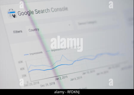 New york, Stati Uniti d'America - 24 gennaio 2019: Google ricerca console menu su schermo del dispositivo disturbato vista ravvicinata Foto Stock