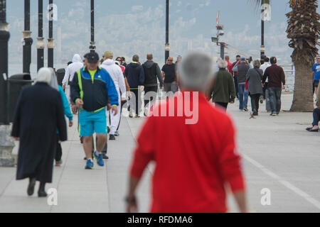 La gente che camminava sul lungomare dal mare Mediterraneo Beirut Libano Foto Stock