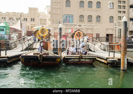 Pendolari su una barca di Dubai Creek Foto Stock