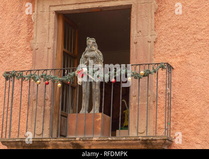 Modelli sul balcone, parte delle decorazioni di Natale in San Miguel De Allende, Messico centrale. Foto Stock