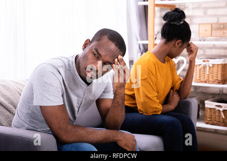 I giovani africani depresso giovane seduto sul divano Foto Stock