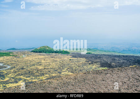 Vista panoramica della valle dell'Etna, dove la strada che conduce al cratere centrale flussi. Vista orizzontale. Foto Stock