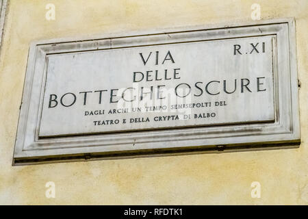 Roma, Italia - 2 gennaio 2019: la luce è illuminante il nome della strada segno di via delle botteghe oscure a Roma Foto Stock