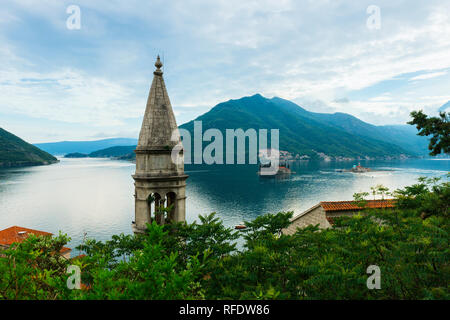 Vecchia Chiesa torre campanaria affacciato sulla Baia di Kotor, Perast città vecchia, Montenegro Foto Stock