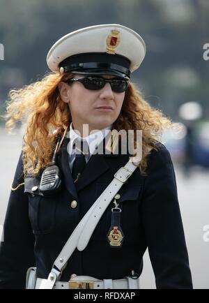 ITA, Italia, Roma : Polizia municipale, femmina funzionario di polizia. | Foto Stock