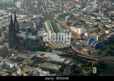 DEU, Germania, Colonia : Veduta aerea del centro della citta'. Cattedrale. La stazione ferroviaria principale. | Foto Stock