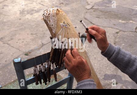 Rendendo tradizionale del merletto in Victoria, isola di Gozo, Malta Foto Stock