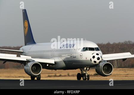 Lufthansa Airbus A320-200, con vernice speciale per il calcio di WC, Koeln-Bonn Airport, Colonia, nella Renania settentrionale-Vestfalia Foto Stock