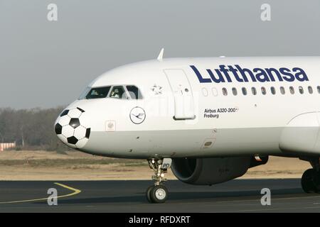 Lufthansa Airbus A320-200, con vernice speciale per il calcio di WC, Koeln-Bonn Airport, Colonia, nella Renania settentrionale-Vestfalia Foto Stock