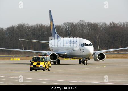 Lufthansa Boeing 737-500, Anklam, Koeln-Bonn Airport, Colonia, nella Renania settentrionale-Vestfalia, Germania Foto Stock