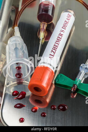 Il campione di sangue da analizzare Porre rimedio contro il morbo di Alzheimer, immagine concettuale Foto Stock