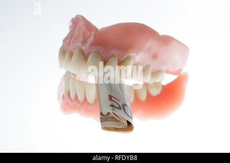 Set di dentiere, denti artificiali, simbolico foto, costo della protesi Foto Stock