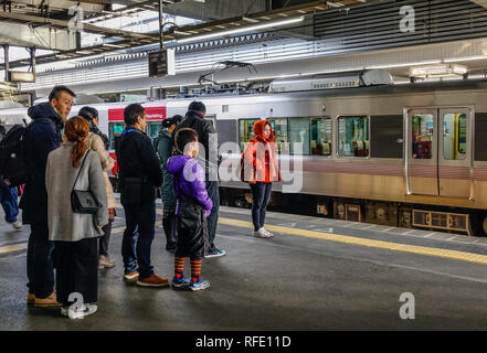 Hiroshima, Giappone - Dic 28, 2015. Persone in attesa per la stazione di Hiroshima, Giappone. Hiroshima fu la prima città di destinazione di un arma nucleare, il 6 agosto Foto Stock