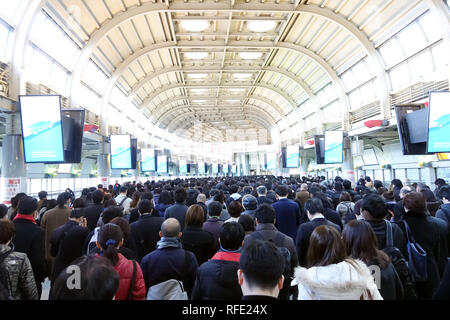 Stazione di Shinagawa, sulla Linea Yamanote, è un importante hub del treno a Tokyo in Giappone e una delle più frequentate stazioni in tutto il mondo. Foto Stock