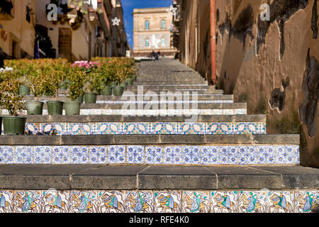 La Scalinata di Santa Maria del Monte (la Scala Santa Maria del Monte). Catlagirone Sicilia Italia Foto Stock