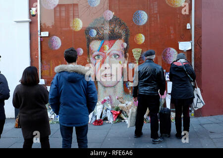 Le persone che cercano di David Bowie murale di Brixton, Londra Foto Stock
