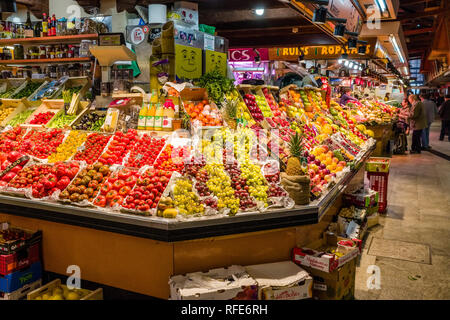 La frutta e la verdura sono venduti all'interno del Mercat de Sant Josep de la Boqueria, un mercato pubblico con un ingresso da La Rambla Foto Stock