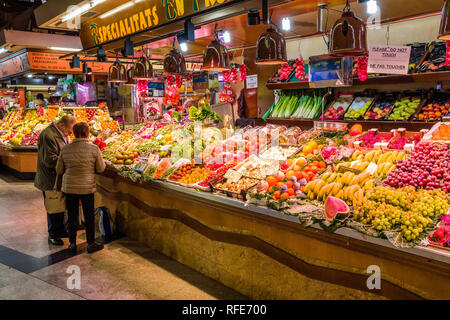 La frutta e la verdura sono venduti all'interno del Mercat de Sant Josep de la Boqueria, un mercato pubblico con un ingresso da La Rambla Foto Stock