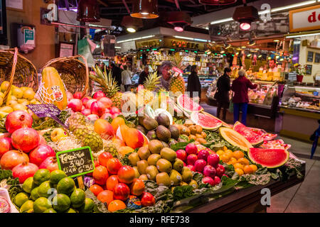 La frutta e la verdura sono venduti all'interno del Mercat de Sant Josep de la Boqueria, un mercato pubblico con un ingresso da La Rambla Foto Stock