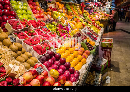 La frutta e la verdura sono venduti all'interno del Mercat de Sant Josep de la Boqueria, un mercato pubblico con un ingresso da La Rambla Foto Stock