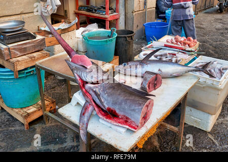 Piscaria, strada mercato giornaliero in Catania Sicilia Italia. Pesce fresco, carne e verdure Foto Stock