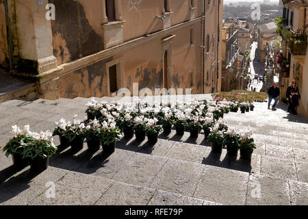 La Scalinata di Santa Maria del Monte (la Scala Santa Maria del Monte). Catlagirone Sicilia Italia Foto Stock