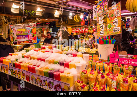 Frutta e frullati sono venduti all'interno del Mercat de Sant Josep de la Boqueria, un mercato pubblico con un ingresso da La Rambla Foto Stock