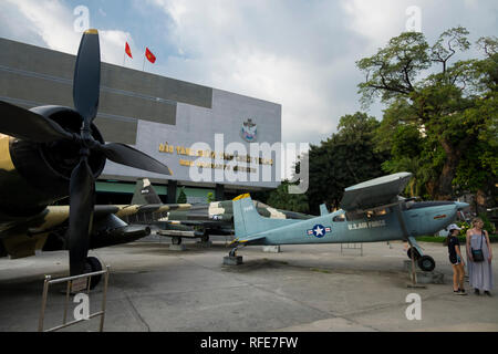 Vista esterna del Museo dei Resti della Guerra con noi attrezzature militari. In Saigon Ho Chi Minh City, Vietnam. Foto Stock