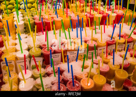 Frutta e frullati sono venduti all'interno del Mercat de Sant Josep de la Boqueria, un mercato pubblico con un ingresso da La Rambla Foto Stock