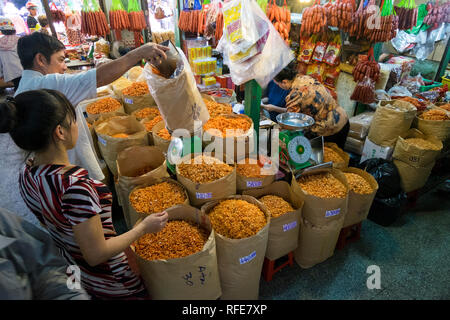 Gamberi secchi in varie dimensioni, qualità, per la vendita in una fase di stallo nel grande Cho Binh mercato. In Saigon Ho Chi Minh City, Vietnam. Foto Stock