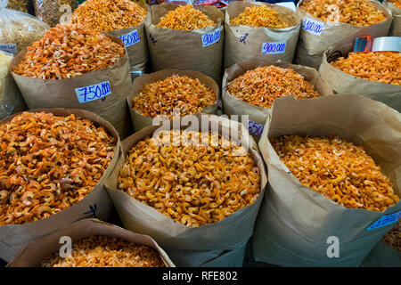 Gamberi secchi in varie dimensioni, qualità, per la vendita in una fase di stallo nel grande Cho Binh mercato. In Saigon Ho Chi Minh City, Vietnam. Foto Stock