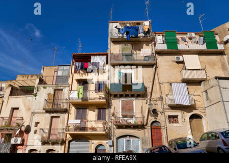 Edifici tradizionali per le strade della città vecchia di Caltagirone. Sicilia Italia Foto Stock