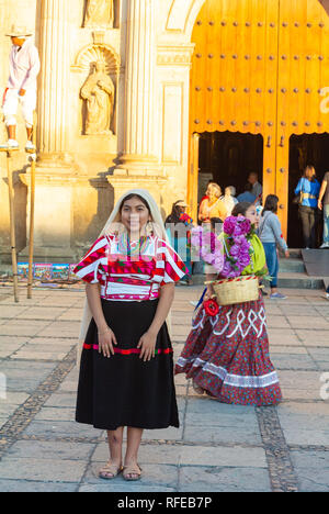 Donna locale in un costume tradizionale, oaxaca, Messico Foto Stock