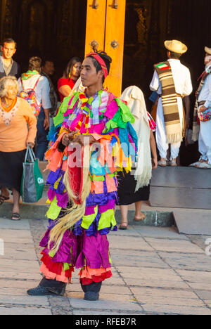 La popolazione locale in un costume tradizionale, oaxaca, Messico Foto Stock