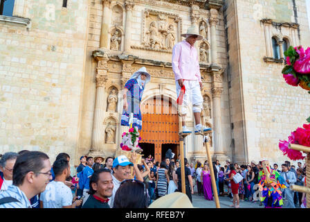 Gli uomini locali passeggiate su palafitte per un matrimonio in chiesa di Santo Doming (Iglesia de Santo Domingo), oaxaca, Messico Foto Stock